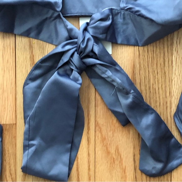 Cropped tie back blouse in a size medium. - Picture 6 of 13